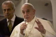 27/05/2014 - El Papa Francisco concedió una extensa conferencia de prensa en el avión que lo condujo de Jerusalén a Roma.