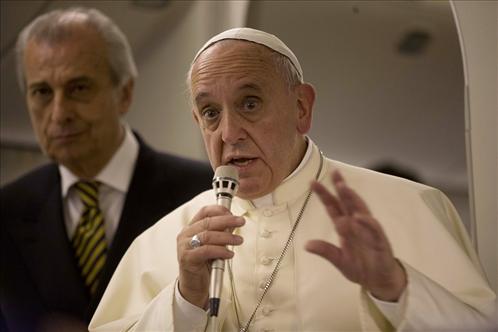 27/05/2014 - El Papa Francisco concedió una extensa conferencia de prensa en el avión que lo condujo de Jerusalén a&hellip;