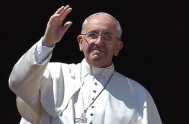 07/06/2014 - El Papa recibió a los asistentes a una fiesta organizada por el Centro Deportivo Italiano en la Plaza de San Pedro.