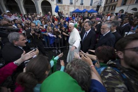 Ayer, Francisco visitó la Basílica de Santa María en Trastévere, en un encuentro con la Comunidad de San Egidio.