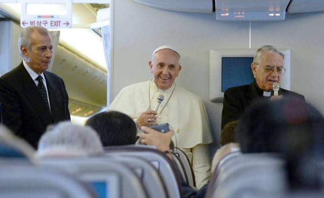 19/08/2014 – El Papa Francisco concedió la habitual rueda de prensa en el avión de regreso del viaje a Corea.&hellip;