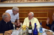 1/08/2014 – En un clima hogareño de alegría, amenidad y sencillez, el Papa Francisco almorzó ayer en la curia de los jesuitas en…
