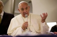 19/08/2014 – El Papa Francisco afirmó este lunes que es “justo” detener a los agresores en Irak, pero “no bombardear”, en referencia a…