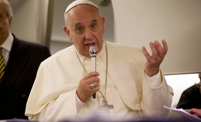 19/08/2014 – El Papa Francisco afirmó este lunes que es «justo» detener a los agresores en Irak, pero «no bombardear»,&hellip;
