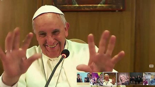 06/02/2015 – El Papa Francisco ha emocionado ayer a los miles de internautas que siguieron su conmovedora videoconferencia – a…