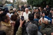   El Pontífice iba camino de visitar una parroquia en el barrio de clase trabajadora de Tiburtina, cuando pidió a sus ayudantes que…