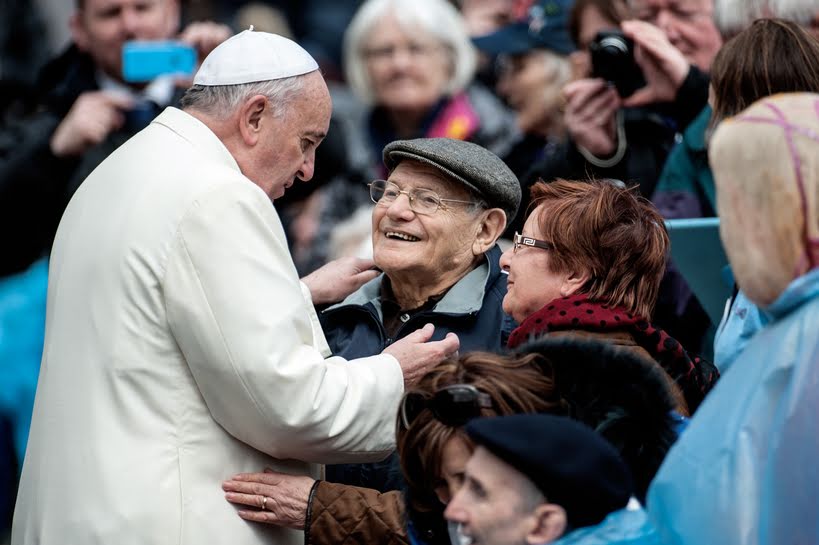 Papa Francisco con ancianos