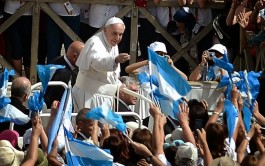 10/03/2015 – Con motivo de los dos años del pontificado del Papa Francisco, los jóvenes de una villa de emergencia&hellip;
