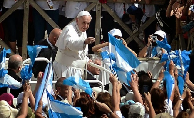 10/03/2015 – Con motivo de los dos años del pontificado del Papa Francisco, los jóvenes de una villa de emergencia&hellip;