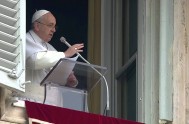 06/04/2015 – En la mañana de hoy, el Papa Francisco,  salió a la ventana del Apartamento Apostólico para rezar el Regina Caeli con…