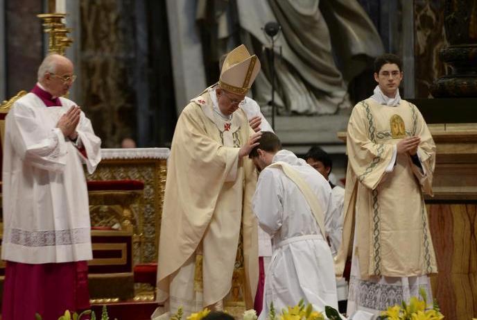 francisco-ordena-sacerdotes