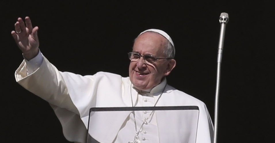 4jan2015---papa-francisco-abencoa-fieis-durante-a-primeira-celebracao-do-angelus-do-ano-na-praca-de-sao-pedro-no-vaticano-neste-domingo-4-francisco-nomeou-hoje-20-novos-cardeais-em-todo