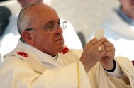 05/06/2015 – En la tarde de ayer el Papa Francisco celebró la Misa de la Solemnidad del Cuerpo y Sangre de Cristo desde el…