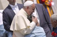 17/11/2015 – El papa Francisco ha advertido que la mundanidad nos “lleva a la doble vida”. Lo ha hecho durante la homilía de…