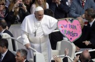 13/01/2016 –  El Papa Francisco celebró  la audiencia general en el Aula Pablo VI del Vaticano, een donde comenzó un ciclo de catequesis sobre la…