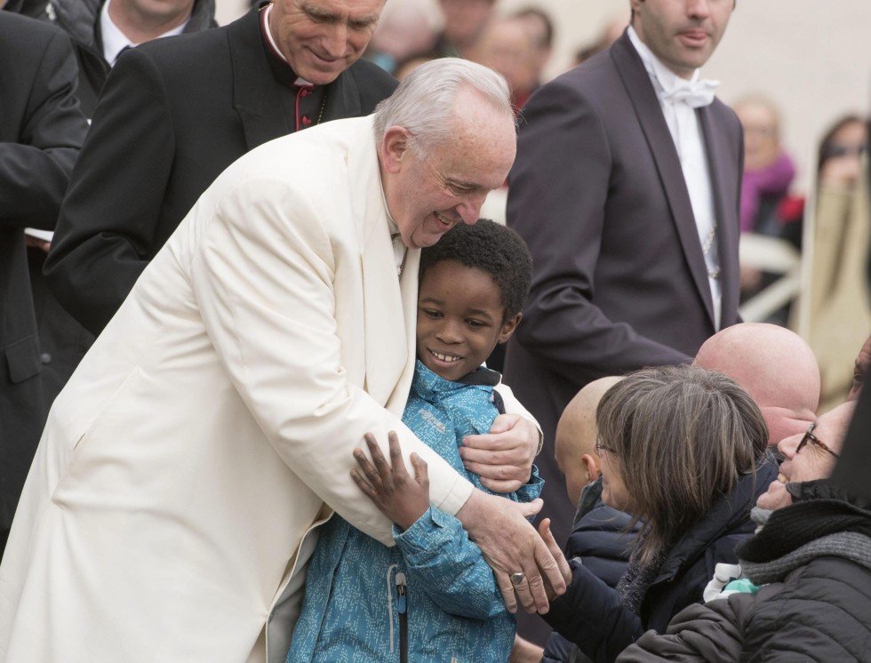 VAT06 CIUDAD DEL VATICANO (VATICANO) 23/03/2016.- El papa Francisco saluda a un niño en la Plaza de San Pedro del Vaticano mientras preside la audiencia general de los miércoles hoy, 23 de marzo de 2016. EFE/Giorgio Onorati