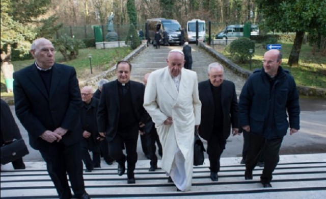 08/03/2016 – Con diez preguntas en preparación a la Pascua, el Papa Francisco y los miembros de la Curia Romana se…