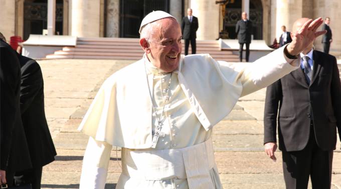 Papa francisco saluda