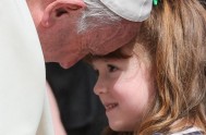 06/04/2016 – En la audiencia general de hoy el Papa Francisco recibió a Lizzy y a su familia: el papá Steve, la mamá, Christine…