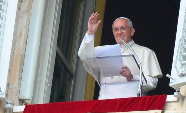 09/05/2016 –  Una multitud de fieles en la Plaza de San Pedro rezaron la oración a la Madre de Dios, el Regina Coeli; el&hellip;