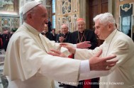 28/06/2016 – Hoy el Papa emérito Benedicto XVI celebró el 65º aniversario de su ordenación sacerdotal en una ceremonia en la que también…