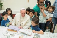   12/08/2016 - En el día de ayer el Santo Padre Francisco compartió su mesa con un grupo de 21 refugiados sirios que actualmente…