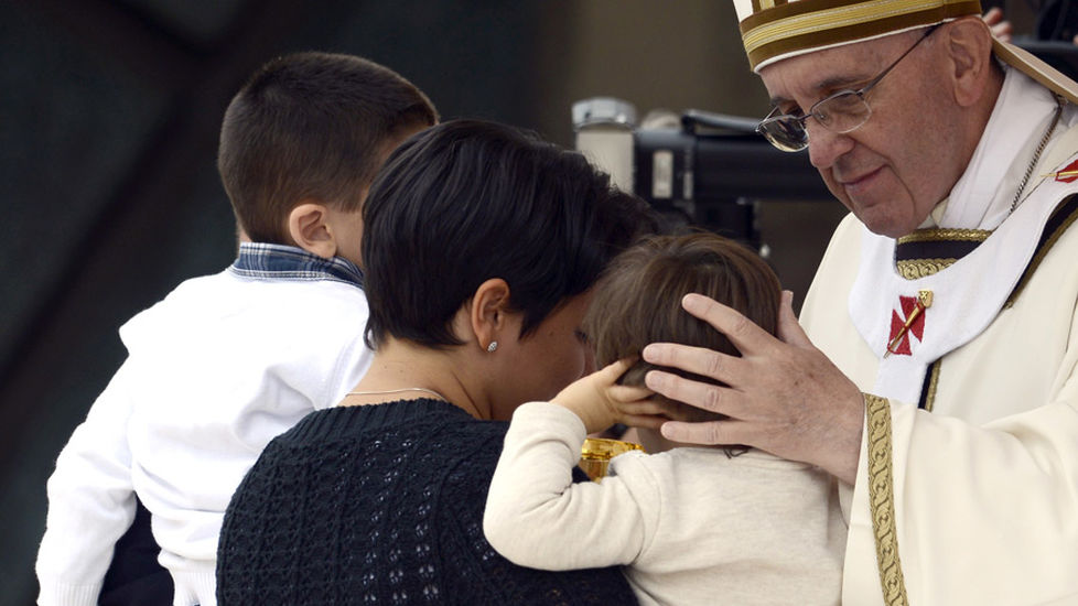 Papa-Francisco-madre-ninos_ECDIMA20151014_0007_3