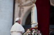 15/08/2016 – Miles de fieles y peregrinos volvieron a darse cita en la Plaza de San Pedro para rezar el Ángelus con el Papa…