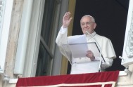 31/10/2016 – Como todos los domingos, el Papa Francisco se asomó por la ventana del Palacio apostólico y saludó a los fieles reunidos…