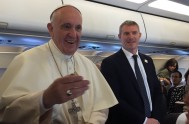 03/10/2016 –  Como es tradicional al concluir sus viajes internacionales, el Papa Francisco concedió una rueda de prensa a los periodistas que iban…