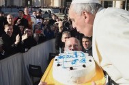 13/12/2016 – El Papa Francisco cumple 80 años el próximo 17 de diciembre y podremos saludarlo de manera más cercana enviando un mensaje…