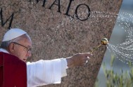 10/04/2017 – Entre flores y olivos el Papa Francisco presidió la procesión y la bendición de las Palmas y la celebración de la Pasión del…