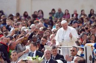 24/05/2017- Frente a miles de peregrinos, el Papa Francisco compartió la Audiencia General, donde dio continuidad a su ciclo de catequesis sobre “la esperanza”, el…