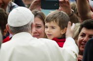 04/09/2017 – Junto a miles de peregrinos reunidos en la Plaza de San Pedro, el Papa Francisco rezó el ángelus y dirigió una breve…