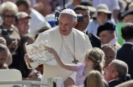 25/10/2017 – El Papa Francisco, como todos los miércoles, compartió la Audiencia general junto a miles de peregrinos venidos de todo el mundo.…