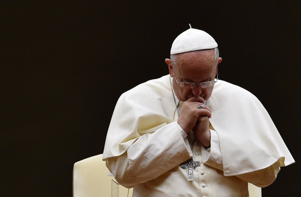 Papa Francisco rezando1