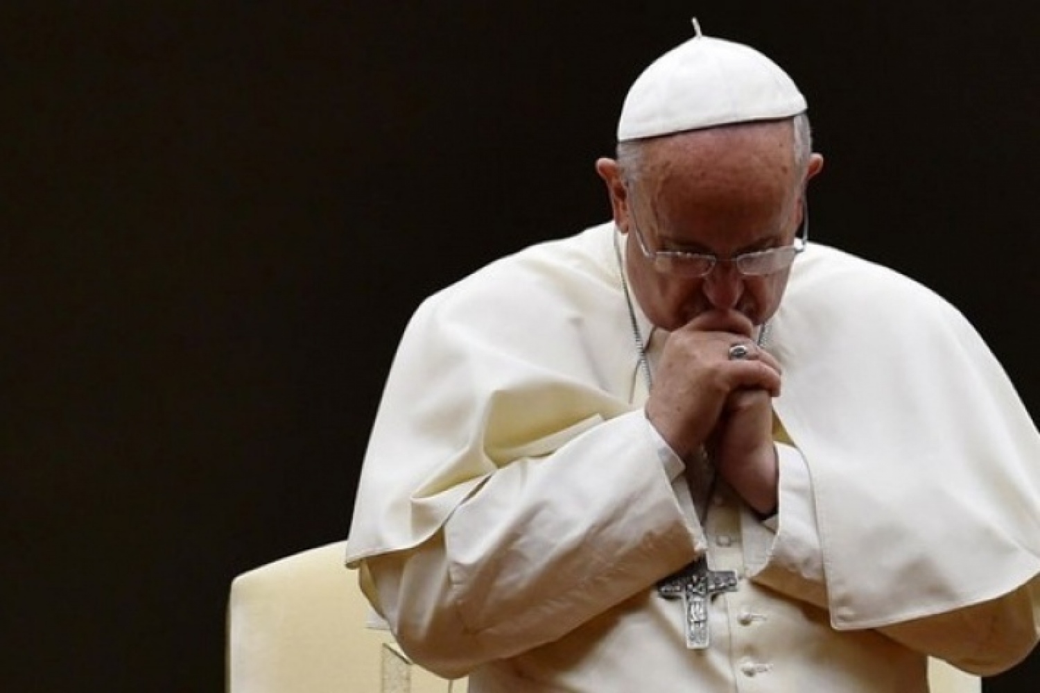 Resultado de imagen de el papa rezando el rosario