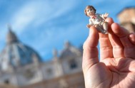 18/12/2017 – Cómo es tradición el 3er domingo de Adviento el Papa bendijo las imágenes del niño de Jesús que se pondrán en los pesebres familiares…