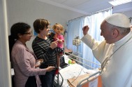 05/01/2018 – El Papa Francisco visitó hoy el Hospital pediátrico Bambino Gesú en la sede de la localidad italiana de Palidoro, a unos 30 kilómetros…