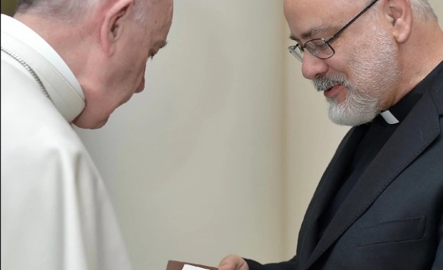   El jesuita mendocino, filósofo y actual redactor de la revista Civiltà Cattolica, conoce a quien hoy es el Papa…