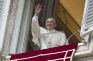 08/10/2018 – Junto a miles de fieles y peregrinos reunidos en la plaza de San Pedro, el Papa Francisco rezó la oración del…