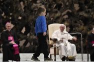 El Papa y el secretario pontificio miran, con alegría, la “travesura” de un niño argentino que llamó la atención de todos en el…
