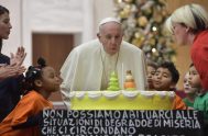 17/12/2018 – El Papa Francisco, quien hoy cumple 82 años,  se reunió ayer con los niños del Dispensario Pediátrico Santa Marta de Roma…
