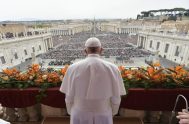 22/04/2019 – Durante el domingo  de Resurrección, y ante una Plaza de San Pedro colmada de fieles provenientes de todo el mundo, el Papa…