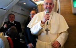 08/05/2019 –  El Papa Francisco concedió una rueda de prensa en el vuelo que lo llevó a Roma, tras su…