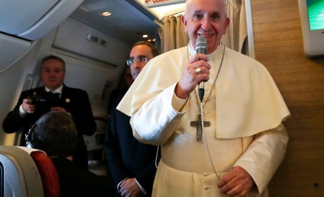 08/05/2019 –  El Papa Francisco concedió una rueda de prensa en el vuelo que lo llevó a Roma, tras su…
