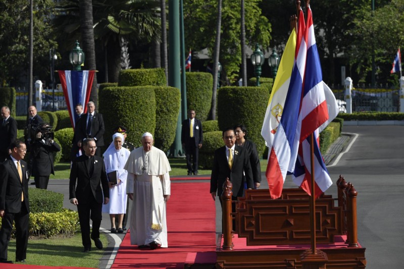 El Papa inició su actividad en Tailandia visitando al Primer Ministro