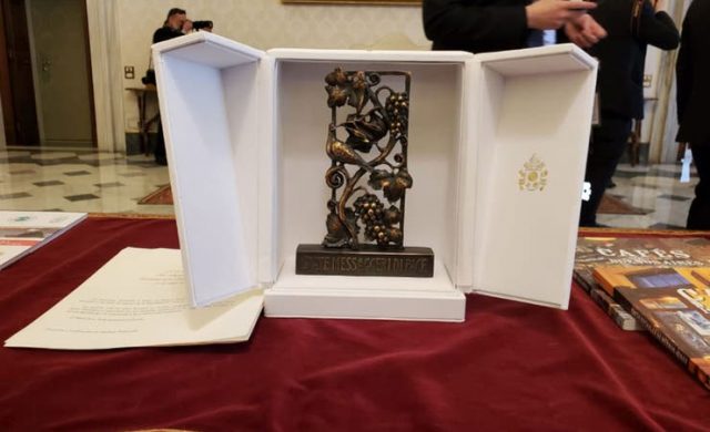 El mensallón, una escultura con forma de medallón que simboliza la paz, el obsequio del Papa al Presidente