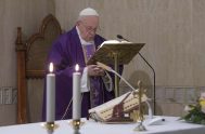 25/03/2020 – El Papa Francisco rezó por “todas las religiosas que están trabajando en este momento cuidando a los enfermos, incluso arriesgando la vida,…