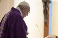   24/03/2020 – En la misa de hoy en Santa Marta, el Papa rezó por el personal sanitario y los sacerdotes que atienden a…